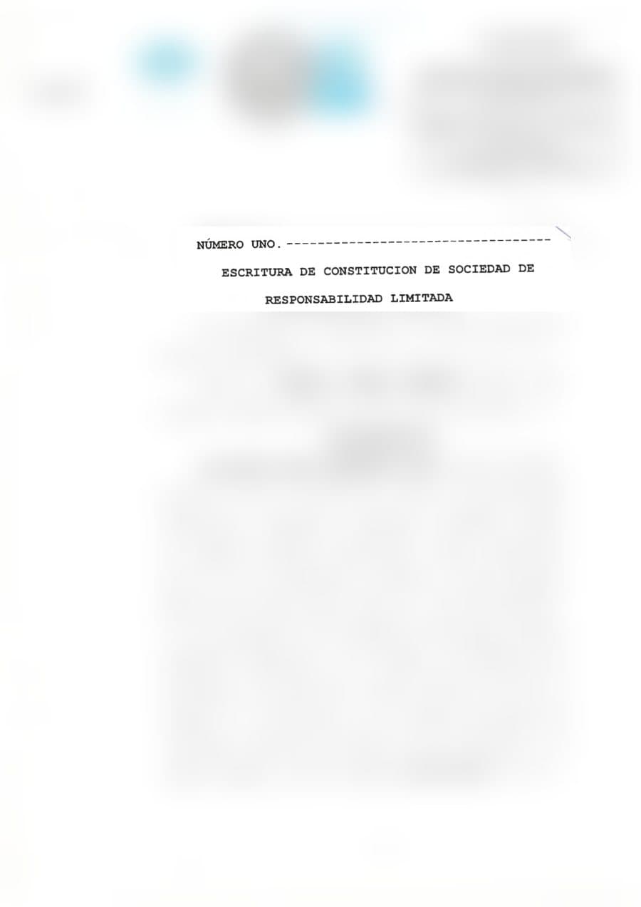Escritura de constitución de la empresa de NURT, con los datos personales desenfocados