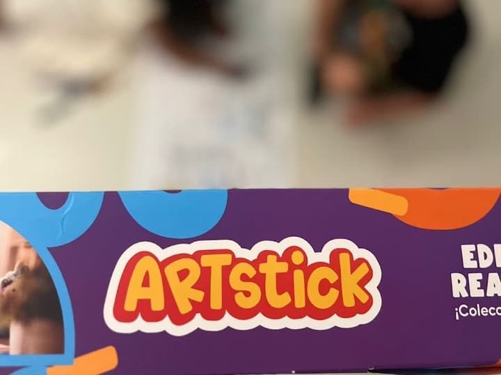 Caja de Artstick, el rollo para colorear de Deritoys, con dos niños pintando detrás