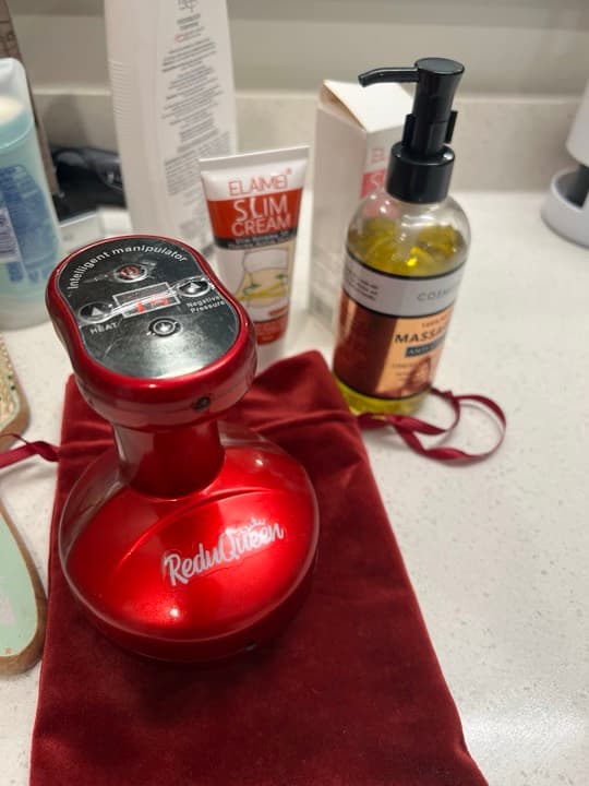 Masajeador y aceite de Reduqueen preparados para regalo