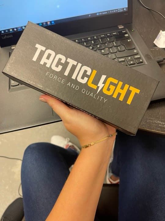 Caja de Tacticlight en la mano