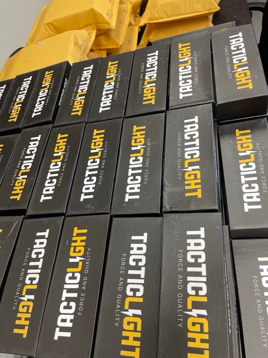 Stock de cajas de Tacticlight en el suelo de la bodega